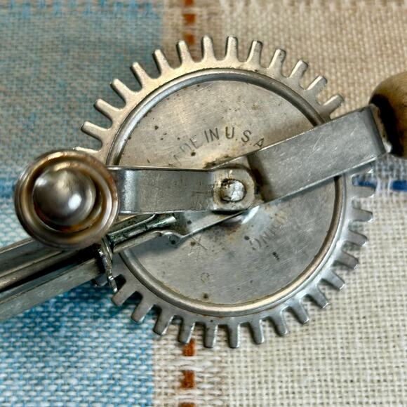 Vintage Hand Crank Egg Beater – Made in USA, Metal & Wood Handle Mixer - Picture 5 of 12